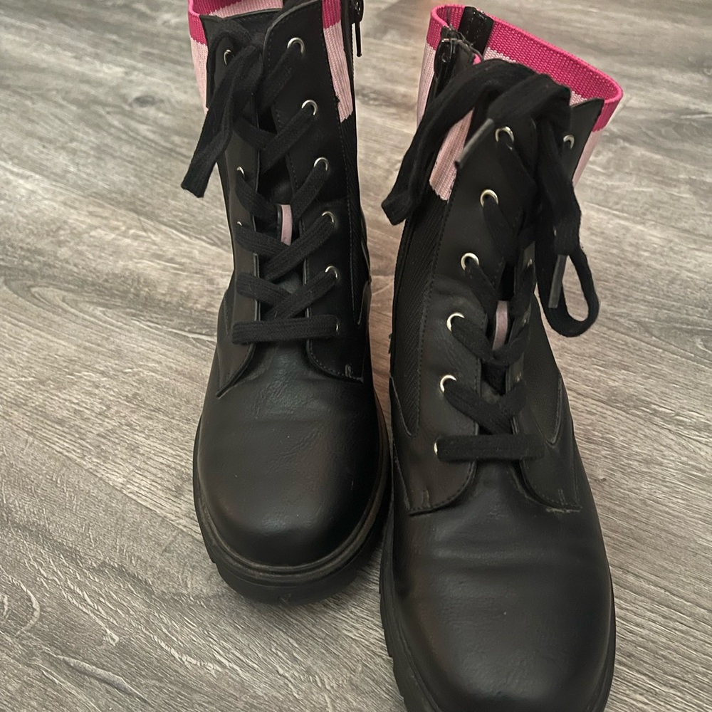 DKNY Black and Pink Youth-Women’s Combat Boots size Y 2.5 / W 4